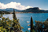 Lago di Garda, Costa degli Ulivi - Il golfo del Garda verso la Rocca visto lungo la strada di San Vigilio